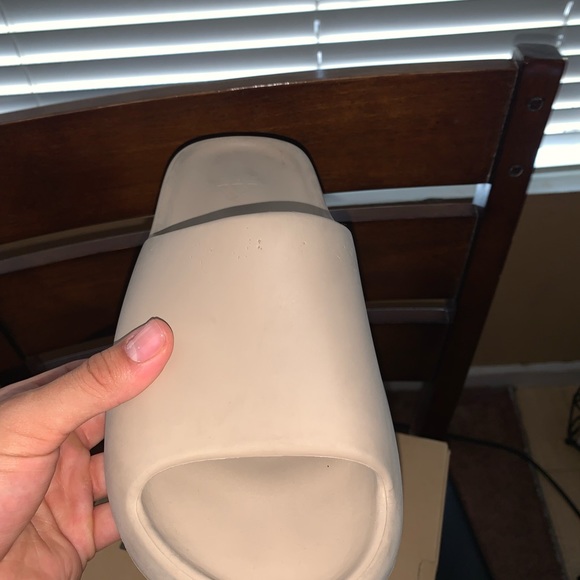 Yeezy Slides ‘Pure’ - Picture 3 of 7